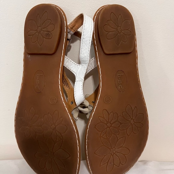 B.O.C. White leather flat sandal in size 9 - Picture 10 of 12